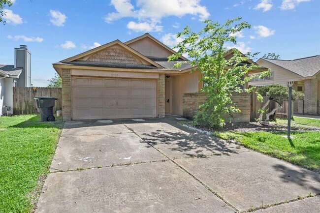 Foto del edificio - 5723 Lycomb Dr
