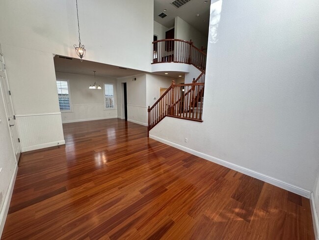Building Photo - Beaitiful 4 Bedroom, 2.5 Bath Mountain Hou...