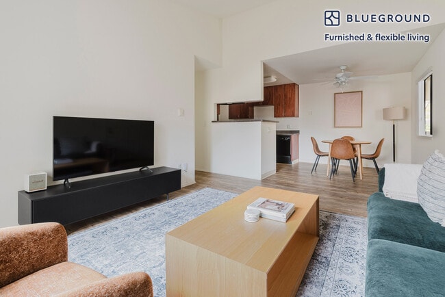 Building Photo - 1600 Villa St