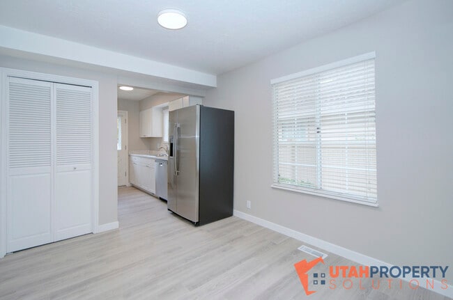 Building Photo - 687 E Countryside Ct