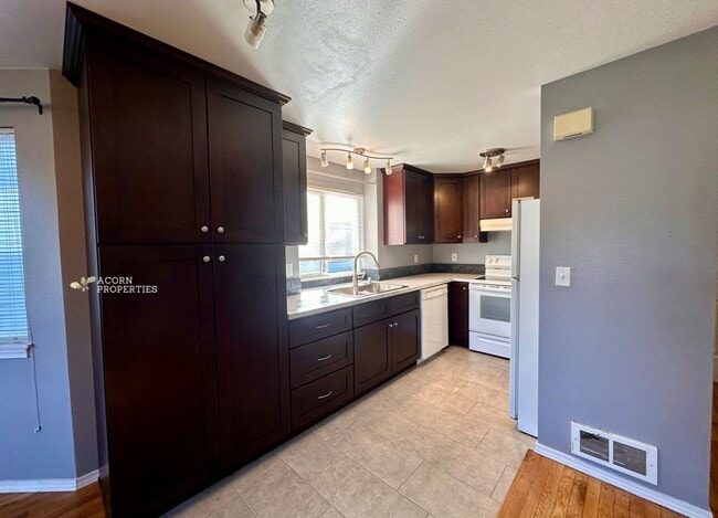 Foto del edificio - 537 NE Ellis Way