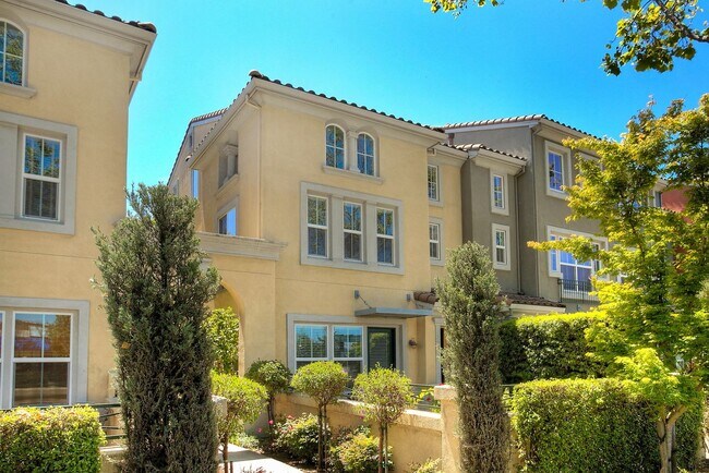 Foto del edificio - Modern Tri-Level Townhouse Just ½ Mile to BART