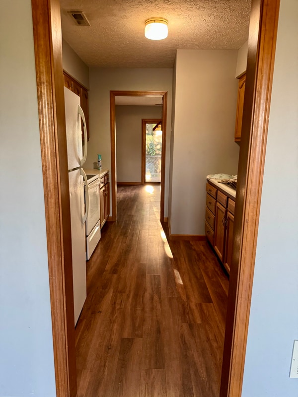 Building Photo - 403 S Park Square Dr