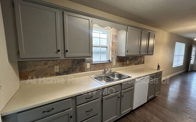 Foto del edificio - 3375 Leawood Ave