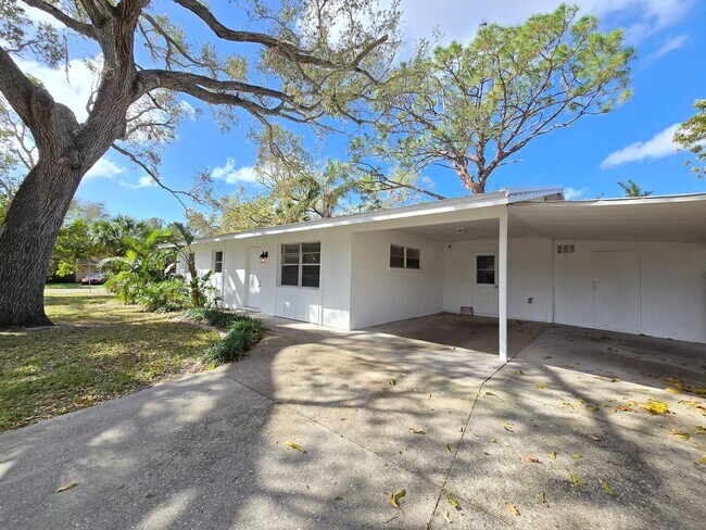 Foto del edificio - South Sarasota/ Gulf Gate 3 bed/ 1 bath Home ~ Coming Soon!