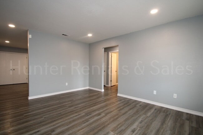 Building Photo - Rent me today!