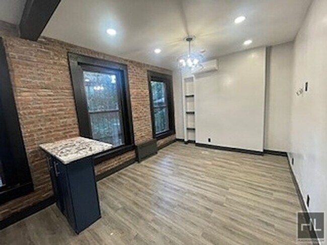Building Photo - 370 Miller Ave