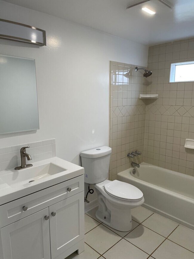 Foto del edificio - 1 Bed 1 Bath with In Unit Laundry and AC Available in PRIME Echo Park!