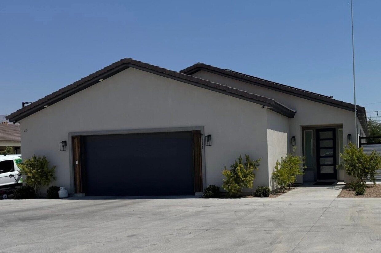Foto principal - 6111 Meisenheimer Ave