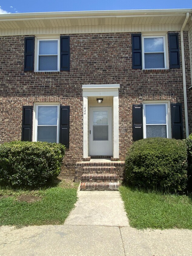 Primary Photo - 424 Kirkcaldy Ct