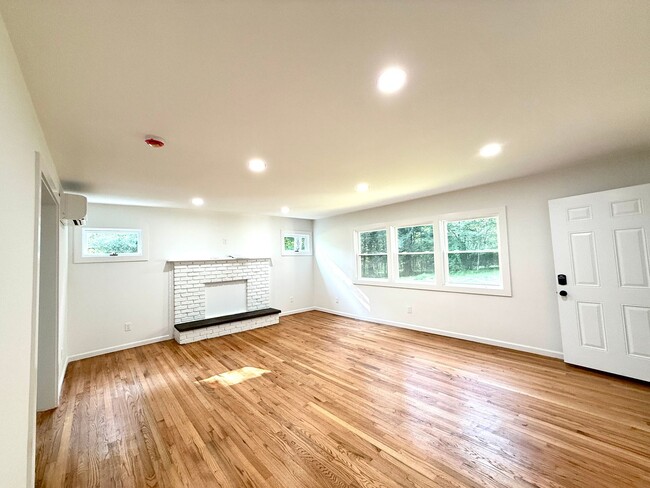 Building Photo - Oversized Renovated 1-Bedroom with Additio...