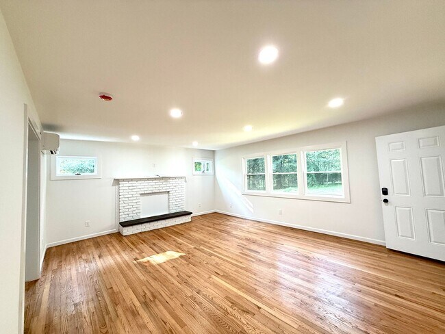Building Photo - Serene & Spacious Fully renovated 1 BR ( 2...