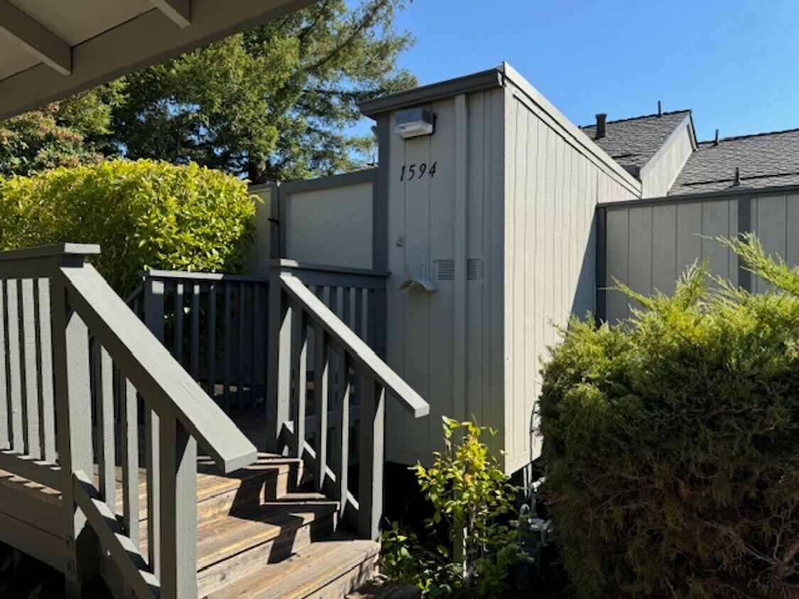 Primary Photo - Nicely updated 3 bedroom, 2.5 bath, 2 stor...