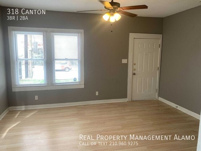 Building Photo - AMAZING Three Bedroom Two Bath Home Near D...