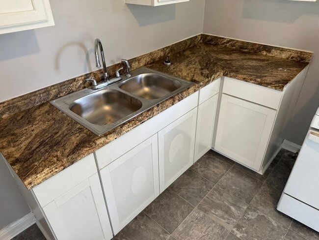 Building Photo - One Month Free Rent with 2 Year Lease! Ren...