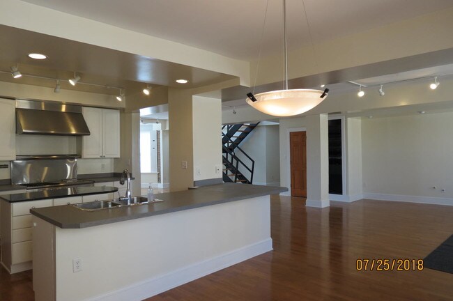 Building Photo - 4954 W Pine Blvd