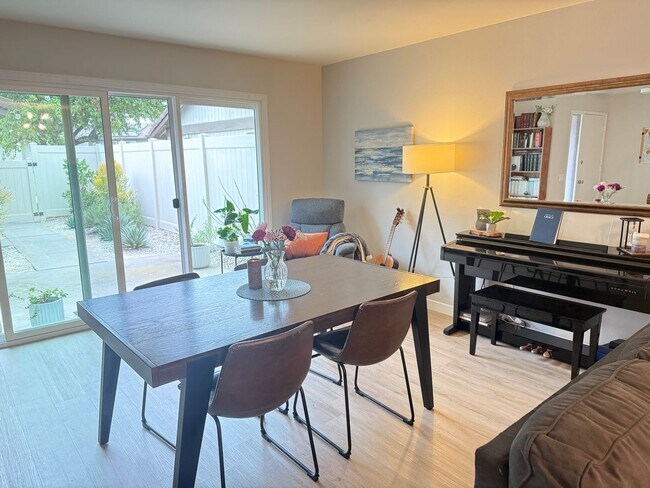 Building Photo - Spacious 4 bedroom condo backs to Westwood...