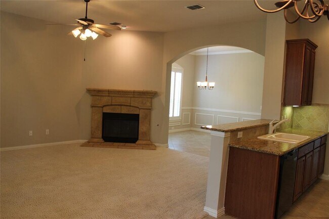 Building Photo - 815 Mustang Dr