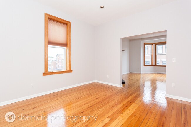 Foto del edificio - 2204 N Clybourn Ave