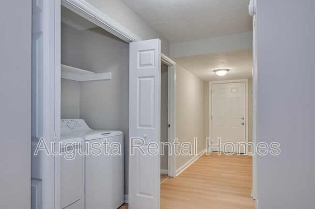 Building Photo - 2806E Thomas Lane