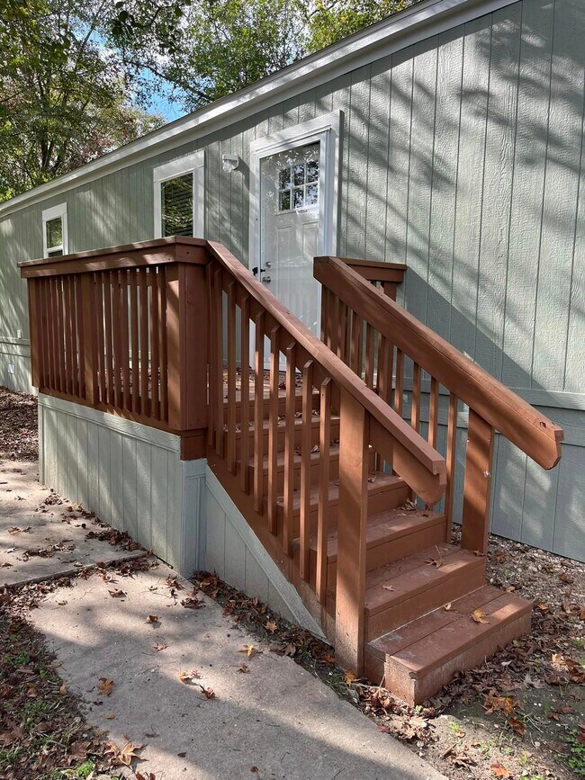 Building Photo - 305 Fryer St