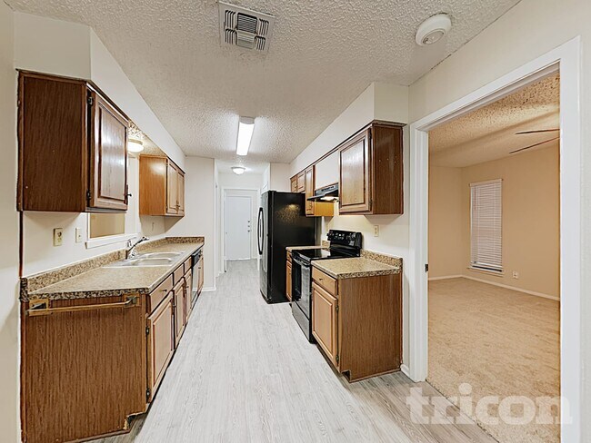 Foto del edificio - 6215 Ridge Arbor St