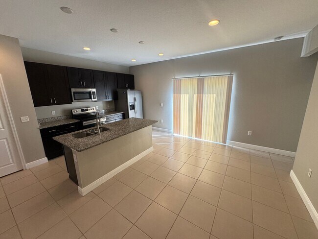 Foto del edificio - Incredible 4 Bedroom, 2 Bathroom Home in Poinciana!!