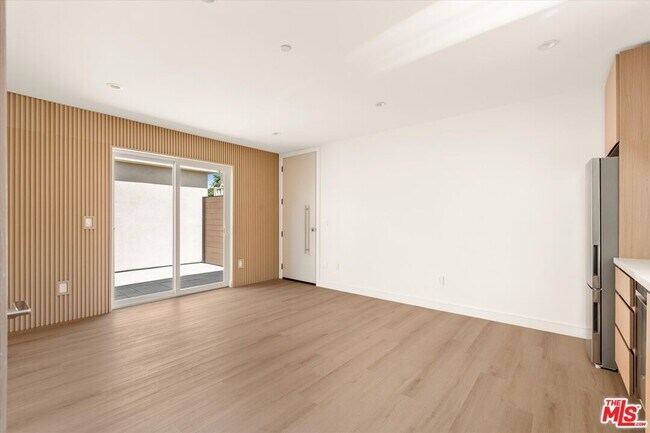 Foto del edificio - 5912 Mammoth Ave