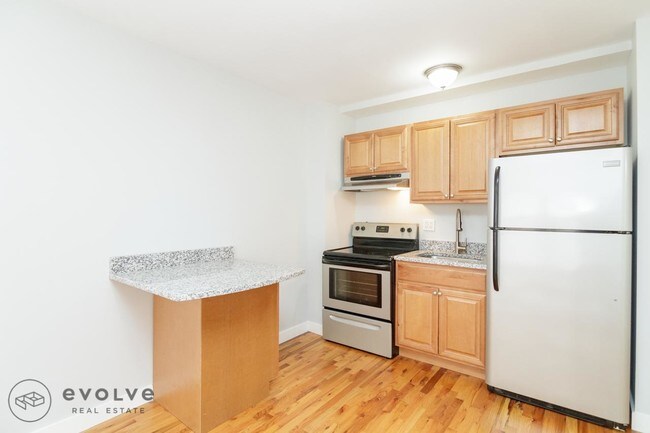 Building Photo - 7450 N Greenview Ave