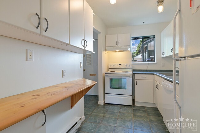 Building Photo - Spacious 2 Bedroom Townhouse with Private Fenced Deck at Hyland Creek Estates