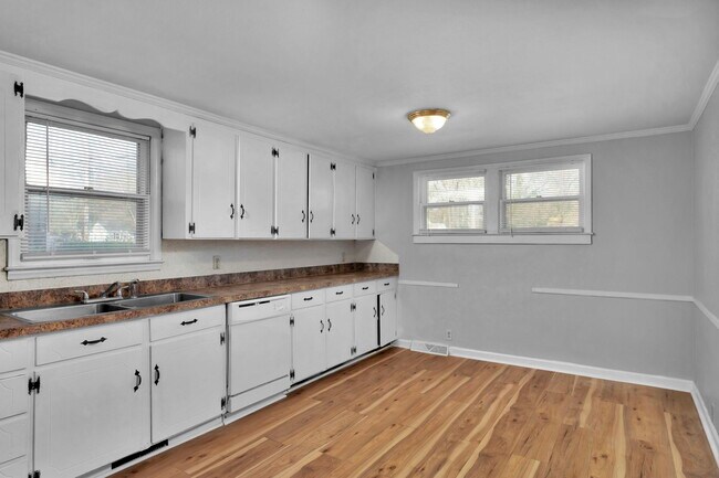 Building Photo - 1419 Remount Rd