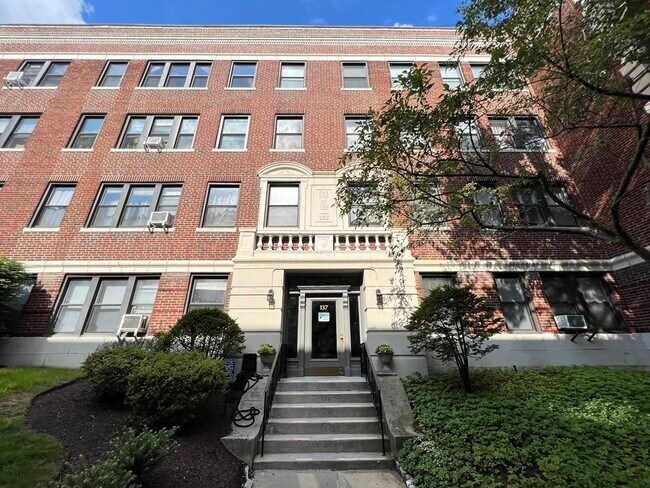 Building Photo - 137 Englewood Ave