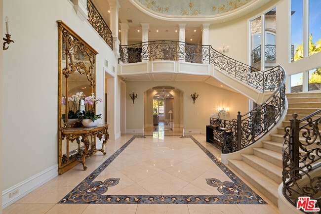 Building Photo - 718 N Rodeo Dr