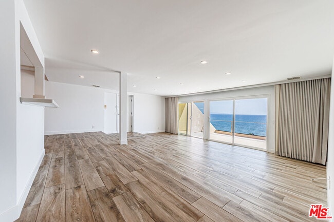 Foto del edificio - 18055 Coastline Dr