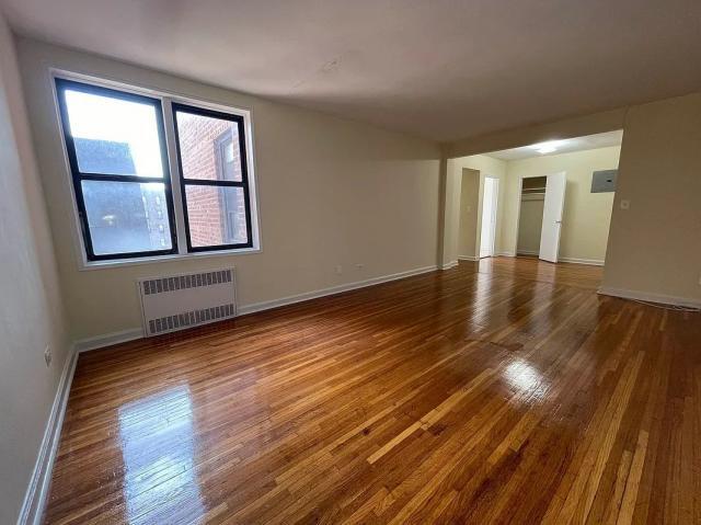 Foto principal - 1 bedroom in JACKSON HEIGHTS NY 11372