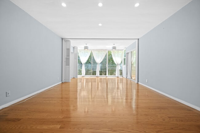 Foto del edificio - 289 S Barrington Ave