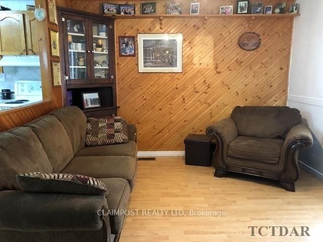 Building Photo - Spacious 3 Bed / 1 Bath House| $2099/month - Parking Included