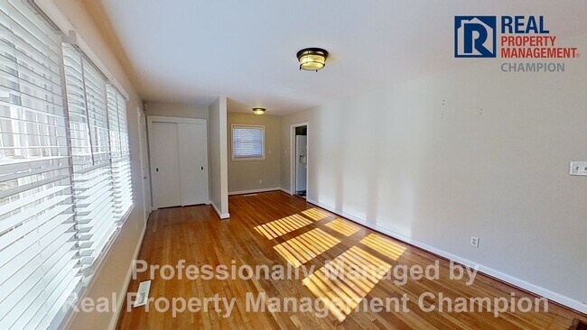 Foto del edificio - All Brick Ranch Style Home on Large Corner Lot