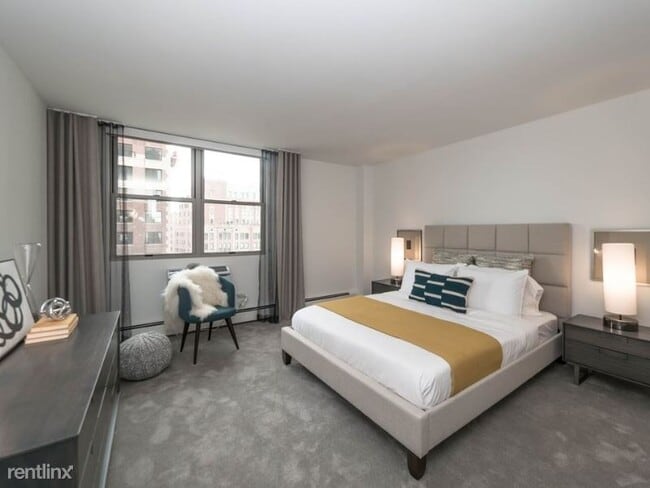 Building Photo - 1 br, 1 bath Apartment - 421 W Belmont Ave
