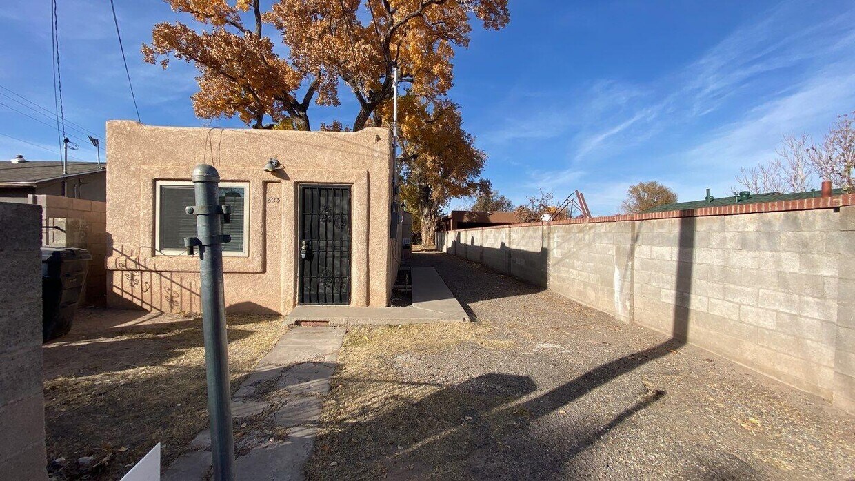 823 Lewis Ave SW, Albuquerque, NM 87102 House Rental in Albuquerque