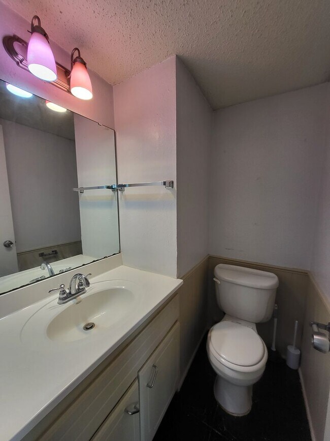 Foto del edificio - (2) Bed+Study/(2.5) Bath Townhome w/ Pool Access! Available NOW!