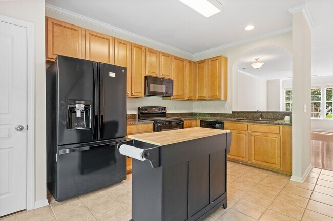 Foto del edificio - WOW!! - Location and Space, LARGE townhome  Close to everything