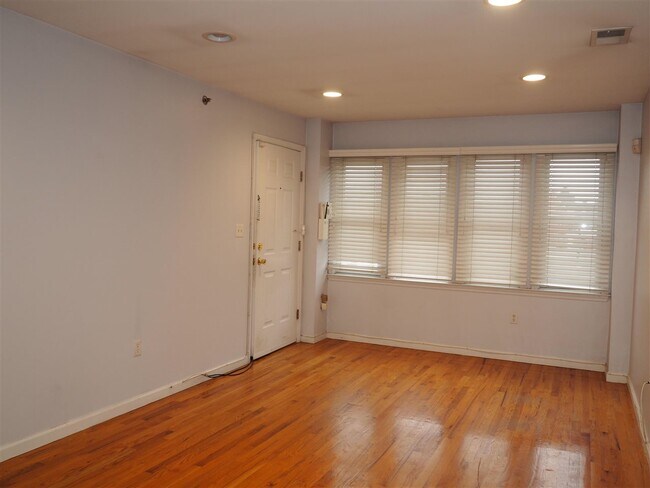 Building Photo - 128 Tuers Ave
