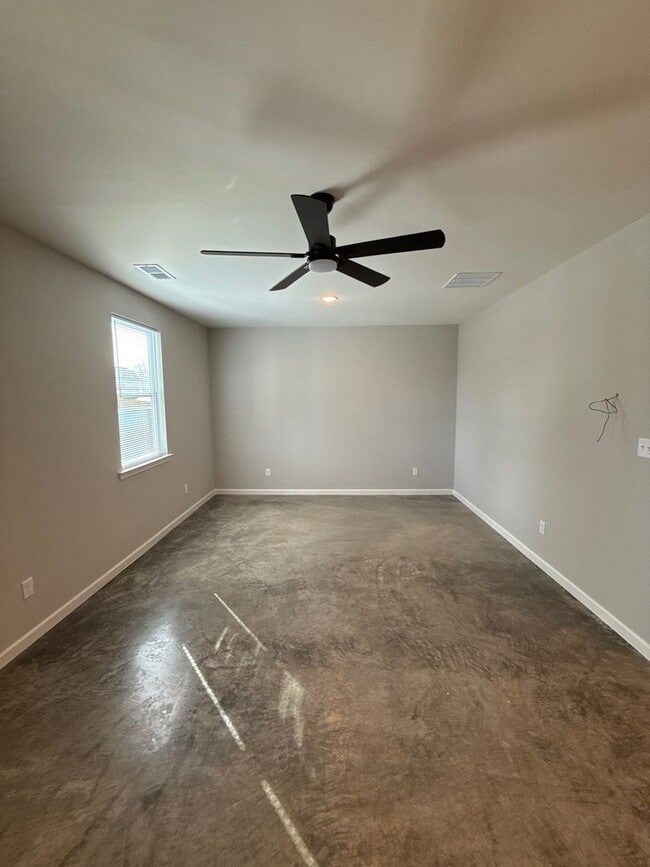 Building Photo - 1046 Greenlaw Ave