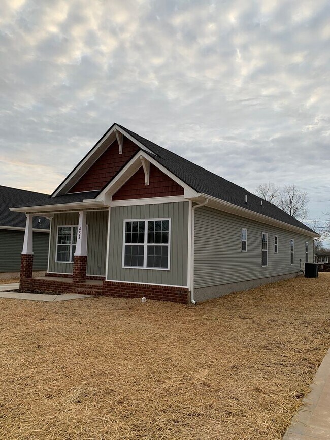 Foto del edificio - Alcoa 37701 - COMING SOON! 3 bedroom, 2 bath home - Contact Troy Adams (865) 233-6949