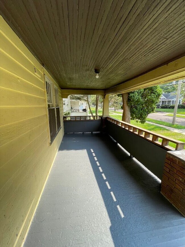 Foto del edificio - Four bedroom one bathroom home for rent