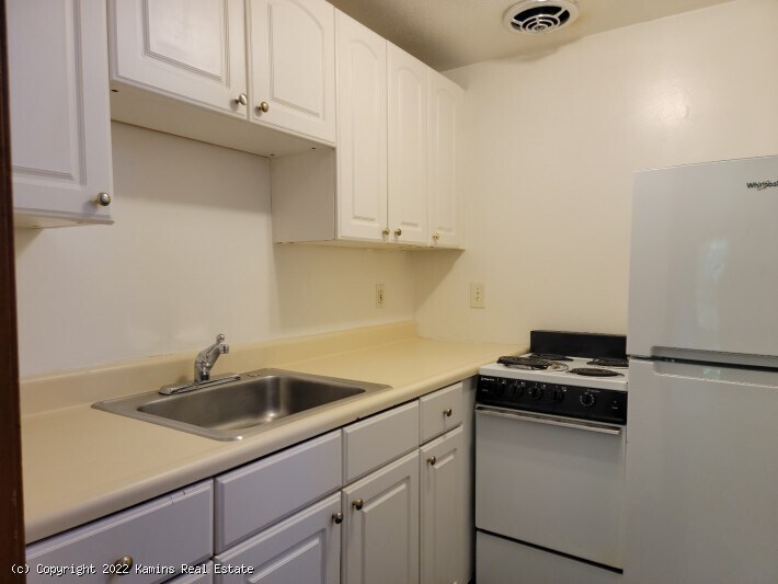 Kitchen - 1010 N Pleasant St