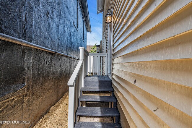 Building Photo - 303 Comstock St