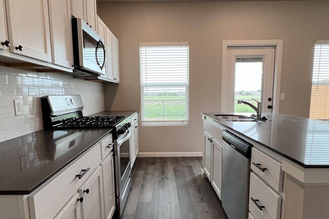 Foto del edificio - EXTRA SPECIAL OFFER! Move-In-Ready 3-Bedroom.
