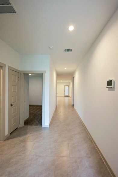 Building Photo - 5034 Pine Haven Lane